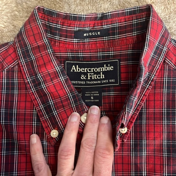 Men’s Abercrombie size small muscle button up collared shirt in red plaid - Picture 2 of 4